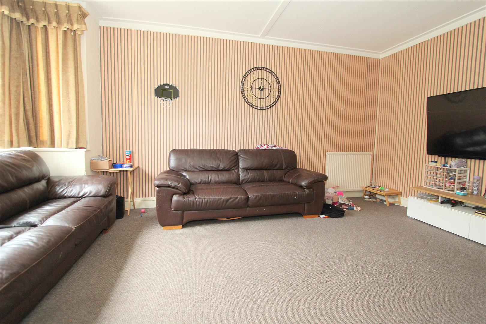 4 bed property in Woodcote Grove Road, Coulsdon